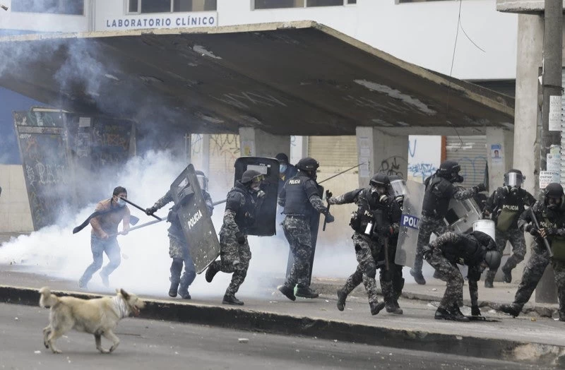 Σε κλοιό ο Ισημερινός: Εφαρμογή στρατιωτικού νόμου στο Κίτο (βίντεο)